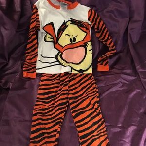 Disney store tigger Pjs sz 6